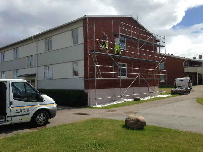 Flerbostadshus med byggställning under fasadrenovering