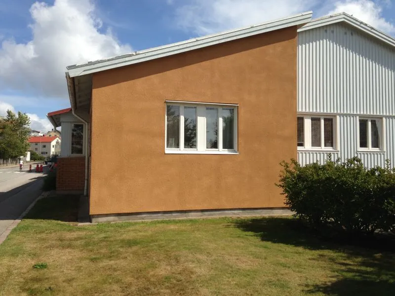 Putsad fasad på en låg byggnad