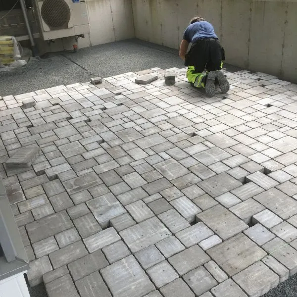 Medarbetare lägger marksten