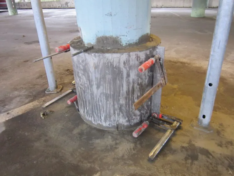 Betongpelare under renovering i ett garage