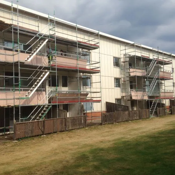 Flerbostadshus med byggställning vid balkongerna